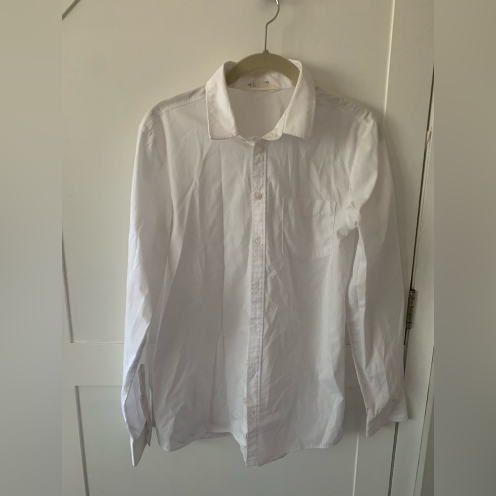 Nice white dress shirt! Easy iron but I didn’t iron to list. (Sorry)